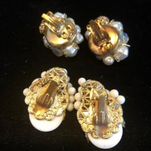 2 PAIR VINTAGE FAUX PEARL AND GOLDTONE CLIPS ON EARRINGS - Picture 2 of 6